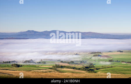 Vista su nebbia / inversione di temperatura nell'Eden Valley Cumbria verso nord-est Lake District Fells da Hartside nel nord Pennines Foto Stock