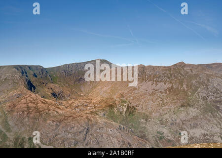 Lake District Fells - vista da St domenica falesia attraverso Grisedale verso Eagle roccioso, Nethermost Pike, Nethermost Cove, estensione del bordo e Helvellyn Foto Stock