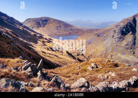 Mountain View - fells nel Lake District inglese, Cumbria guardando verso il basso sulla Grisedale Tarn e sede sandalo da St Domenica Falesia Foto Stock