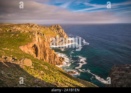 Zawn Trevilley e Carn Boel a Lands End sulla punta della Cornovaglia, Inghilterra, Regno Unito. Foto Stock