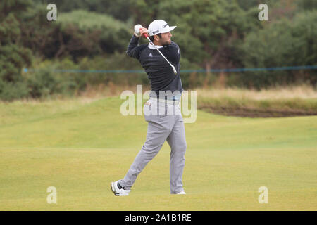 St Andrews Fife, Scozia. Xxv Sep, 2019. Il Tour Europeo, Alfred Dunhill Links Championship, giorno di pratica; Jon Rahm di Spagna svolge il suo colpo da fairway sulla tredicesima foro della Old Course, St Andrews durante una pratica rotonda a Alfred Dunhill Links Championship - Editoriale usare carte di credito: Azione Plus immagini di sport/Alamy Live News Foto Stock