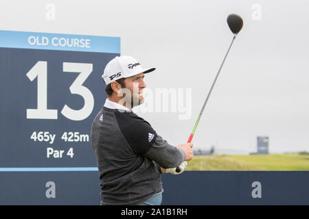 St Andrews Fife, Scozia. Xxv Sep, 2019. Il Tour Europeo, Alfred Dunhill Links Championship, giorno di pratica; Jon Rahm di Spagna svolge il suo tiro dal raccordo a t sulla tredicesima foro della Old Course, St Andrews durante una pratica rotonda a Alfred Dunhill Links Championship - Editoriale usare carte di credito: Azione Plus immagini di sport/Alamy Live News Foto Stock