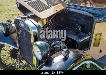 Dettaglio di una Austin sette con il cofano sollevato rivelando il vano motore. Vintage e classic car show Belbroughton, UK. Foto Stock