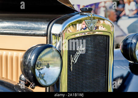 Dettaglio di una Austin sette griglia del radiatore e il badge. Questo fatto britannico economy car è stata mostrata in corrispondenza di un classico e vintage car show in Belbroughton, UK. Foto Stock