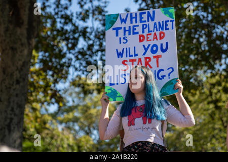 Giovane donna che protesta al Global Climate Strike di Londra, con uno striscione Foto Stock