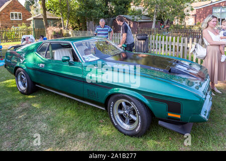 Un 1971 Ford Mustang Mach 1 con la classica doppia protezione cofano richiama un interesse a un'auto d'epoca mostrano in Belbroughton. Foto Stock