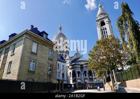 Indietro, vista laterale del Basilique de Sacré Coeur e la torre campanaria, Montmartre, Paris, Francia. Foto Stock