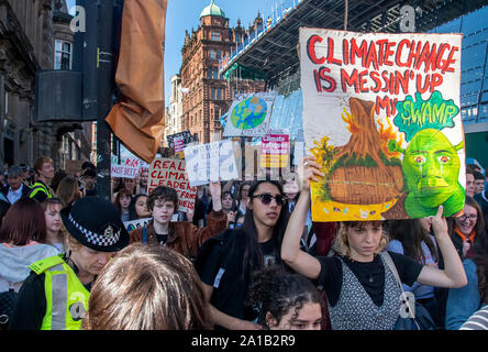 Glasgow, Scozia, Regno Unito. 20 settembre 2019: Persone di tutte le età che protestano contro il cambiamento climatico a Glasgow. Foto Stock