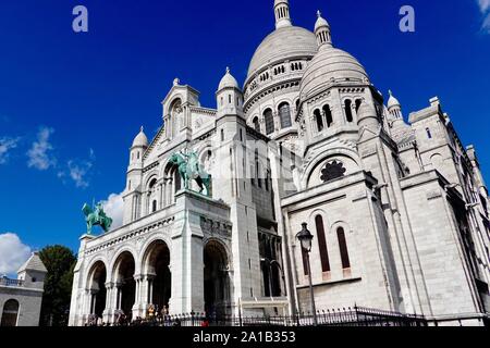 Marmo bianco del Sacré Coeur basilica contro un cielo blu con le persone di fronte, Montmartre, Paris, Francia. Foto Stock