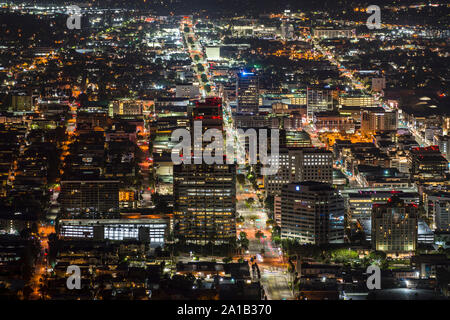 Glendale, California, Stati Uniti d'America - 22 Settembre 2019: vista notturna di marca Blvd e il centro cittadino di edifici di Glendale vicino a Los Angeles. Foto Stock