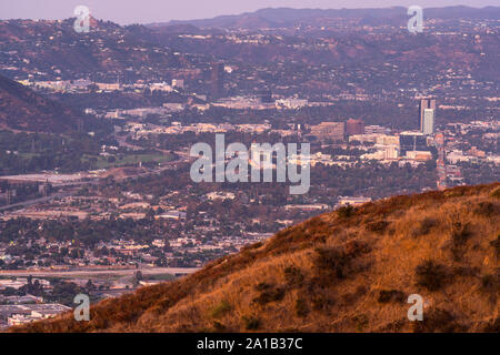 Crepuscolo vista collina di Burbank, il Santa Monica Monti e la Valle di San Fernando in Los Angeles, California. Foto Stock