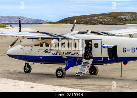 Isle of Barra cockle strand pista di atterraggio per aerei sulla spiaggia,twin otter programmati piani loganair, Western Isles, Ebridi Esterne, Scozia, UK UE Foto Stock