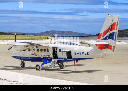 Isle of Barra cockle strand pista di atterraggio per aerei sulla spiaggia,twin otter programmati piani loganair, Western Isles, Ebridi Esterne, Scozia, UK UE Foto Stock