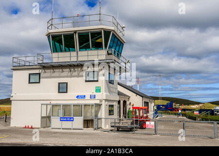 Isle of Barra cockle strand pista di atterraggio per aerei sulla spiaggia,twin otter programmati piani loganair, Western Isles, Ebridi Esterne, Scozia, UK UE Foto Stock