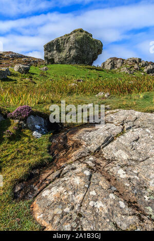 Isle of barra irregolare boulder left over di Ice Age, Western Isles, Ebridi Esterne, Scozia, UK UE Foto Stock