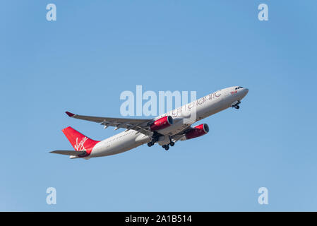 Virgin Atlantic Airways Airbus A330 aereo di linea G-VLUV decolla dall'aeroporto di Londra Heathrow, Londra, Regno Unito in cielo blu Foto Stock