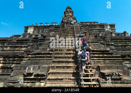 Cambogia Angkor Wat, Siem Reap - 30 Gennaio 2017: turisti salire le scale del tempio piramide, vista dal basso Foto Stock