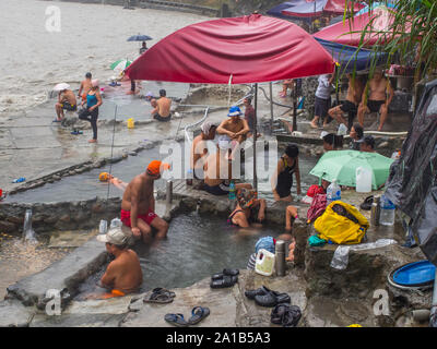 Wulai, Taiwan - Ottobre 09, 2016: piscine pubbliche con acqua da sorgenti calde durante il giorno di pioggia. Foto Stock
