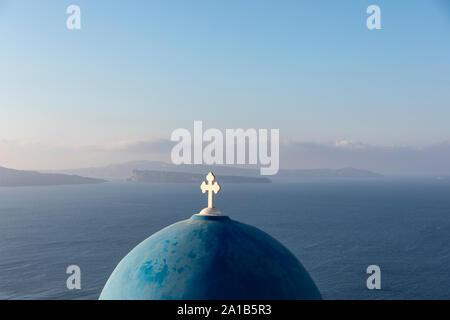 Chiesa di San Nikolaos uno di blu e di cupole di chiese in Oia - Santorini Foto Stock