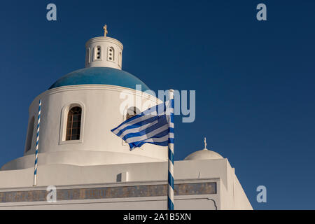 Panagia Platsani. le cupole blu delle chiese a Oia - Santorini Foto Stock