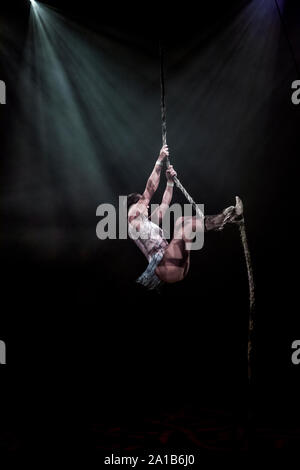 artisti circensi sotto la tenda in riflettori Foto Stock