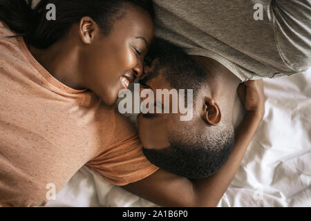 Amare giovane americano africano giovane giacente a letto insieme Foto Stock