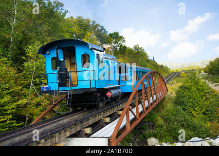 Il Biodiesel treno cog attraversando un ponte sul suo modo al vertice di Washington Mt, New Hampshire, Stati Uniti d'America. Foto Stock