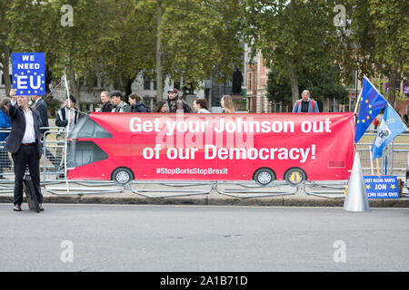 Westminster, Londra, Regno Unito. 25 Settembre, 2019. Scene al di fuori del Parlamento il giorno che i politici ritornare in Parlamento. Penelope Barritt/Alamy Live News Foto Stock