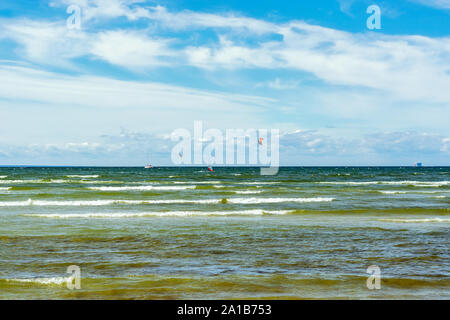 Vista del Golfo di Finlandia con piccole onde con il kitesurf e kitesurf. Foto Stock