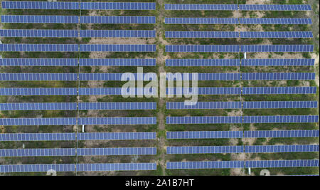 Vista aerea della fattoria solare o la centrale solare vicino Raichur, India Foto Stock