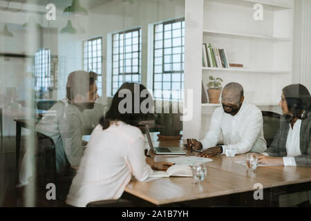 Diversi imprenditori a discutere di lavorare insieme nel corso di un incontro di office Foto Stock