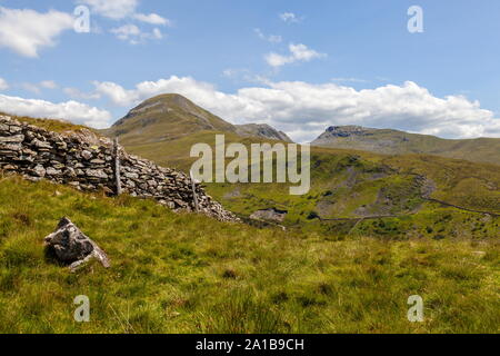 Guardando attraverso la valle Croesor dai fianchi di Cnicht, towrds il vertice di Moelwyn Mawr, Snowdonia Foto Stock