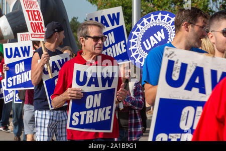 Detroit, Michigan STATI UNITI D'America - 25 September 2019 - ex United Auto lavoratori Presidente Bob King (maglietta rossa) si unisce con il sorprendente General Motors lavoratori di picchetti il Detroit-Hamtramck impianto di assemblaggio. La pianta Detroit-Hamtramck è uno di quelli che la GM ha affermato che intende chiudere. Lo sciopero di questioni principali includono chiusure impianto, salari, i due livelli struttura retributiva, i lavoratori temporanei e alle cure sanitarie. Credito: Jim West/Alamy Live News Foto Stock