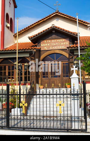 Ouranoupolis, Grecia, ntrance alla chiesa nella città di Ouranoupolis sulla penisola di Athos a Halkidiki, Grecia Foto Stock