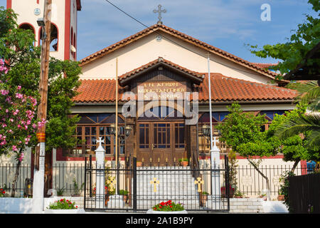 La chiesa nella città di Ouranoupolis sulla penisola di Athos a Halkidiki, Grecia Foto Stock