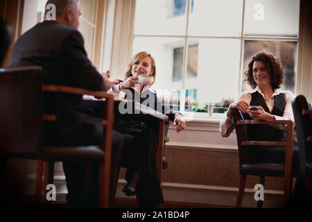 Gli imprenditori in una conversazione a un cafe'. Foto Stock