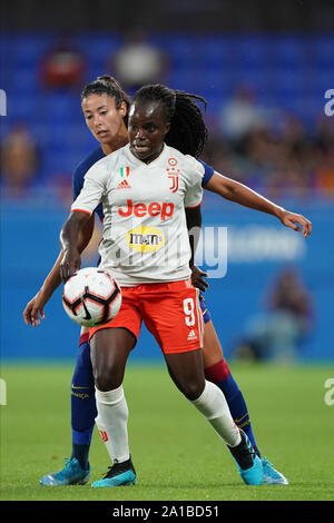 Barcellona, Spagna. Xxv Sep, 2019. SANT JOAN DESPI, Spagna - 25 settembre: Eniola Aluko della Juventus FC riceve la palla da un passaggio prima di Leila Ouahabi del FC Barcelona durante il femminile UEFA Champions League Round 32 match tra FC Barcelona e la Juventus FC a Johan Cruyff Stadium, il 25 settembre 2019 a Barcellona, Spagna. (Foto di Daniela Porcelli/SPP) Credito: Sport Stampa foto/Alamy Live News Foto Stock