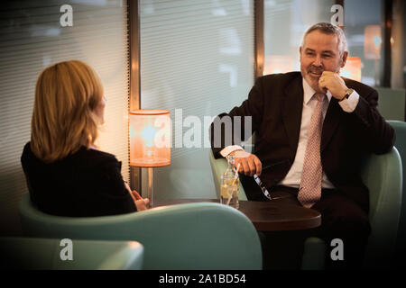 Gli imprenditori in una conversazione a un cafe'. Foto Stock