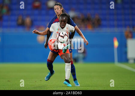 Barcellona, Spagna. Xxv Sep, 2019. SANT JOAN DESPI, Spagna - 25 settembre: Eniola Aluko della Juventus FC riceve la palla da un passaggio prima di Leila Ouahabi del FC Barcelona durante il femminile UEFA Champions League Round 32 match tra FC Barcelona e la Juventus FC a Johan Cruyff Stadium, il 25 settembre 2019 a Barcellona, Spagna. (Foto di Daniela Porcelli/SPP) Credito: Sport Stampa foto/Alamy Live News Foto Stock