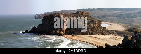 Viaggio attraverso antiche montagne. Viste del nord il litorale del Mar Nero, surf mar. Crimea, penisola di Kerch Foto Stock