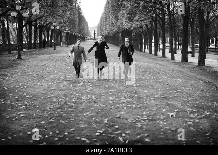 Gli imprenditori a camminare in un parco. Foto Stock