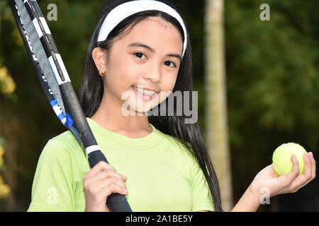 Sorridente bella femmina di minoranza giocatore di tennis con la racchetta da tennis Foto Stock