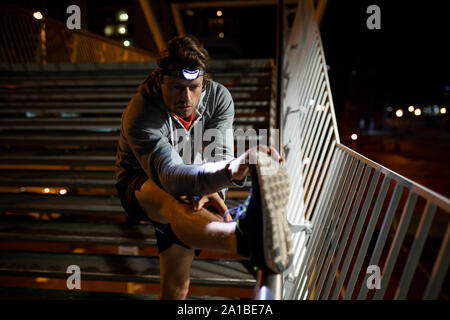 Giovane uomo esercizio Foto Stock