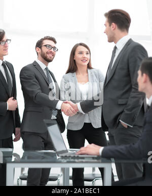 Business colleghi seduti ad un tavolo durante una riunione con due Foto Stock