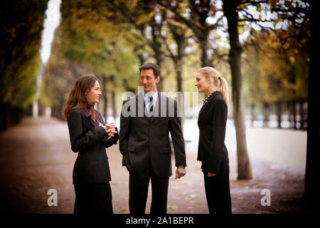 Colleghi di lavoro parlando in un parco. Foto Stock