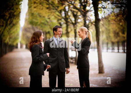Colleghi di lavoro parlando in un parco. Foto Stock