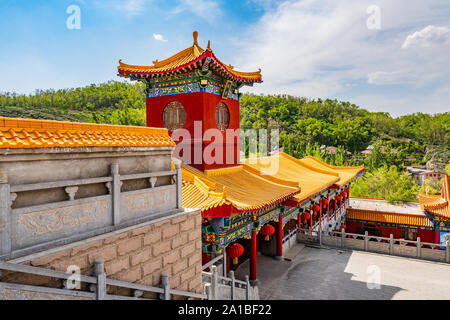 Urumqi Shuimogou Scenic Area Parco Qingquan tempio Buddista cortile ad alto angolo di visione su una soleggiata cielo blu giorno Foto Stock