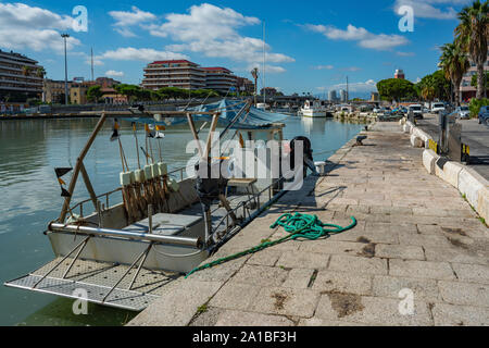 Barche ormeggiate in porto, Pescara Foto Stock