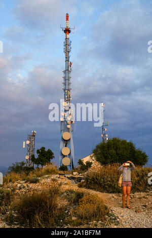 Una radio, televisione, albero satellitare in cima al monte SRD, dubrovnik, Croazia. Il montante è posizionato in un punto alto per garantire la massima copertura Foto Stock