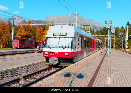 Il trenino rosso nella slovacca Tatra in autunno Foto Stock